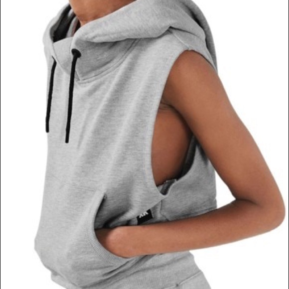 💕SOLD💕 IVY PARK Sleeveless Cropped Hoodie - Picture 4 of 5